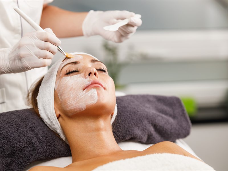 Aplicación de mascarilla en un tratamiento de cuidado facial